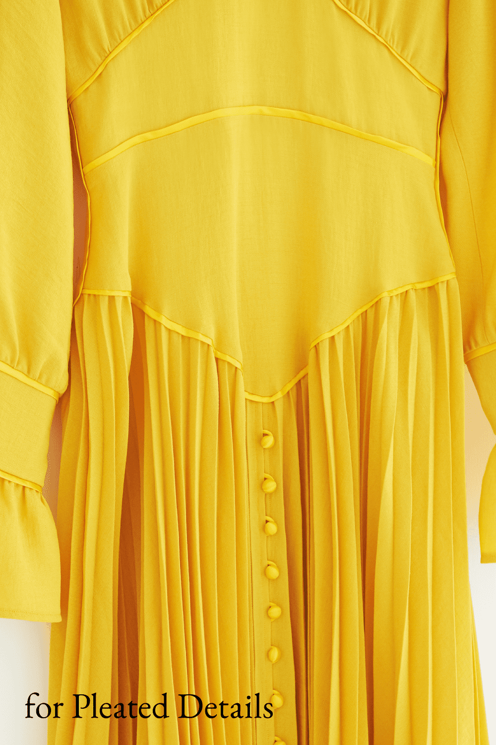 スカート部分にプリーツを効かせた黄色のドレス